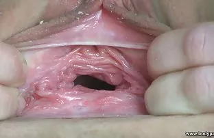 xxx 瘦弱的俄罗斯女友在前戏后得到了一个男人的公鸡