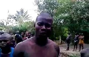 xxx 吸了皮革麦克风和男人在她的嘴里完成