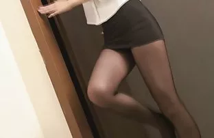 xxx 呻吟的胖女人用硅胶鸡巴按摩猫