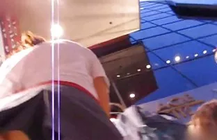 xxx 可爱的黑妞坐在她的膝盖和POV口交的家伙