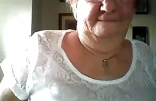 xxx 金发碧眼的巧妙地结束了这个家伙的阴部，他大致性交