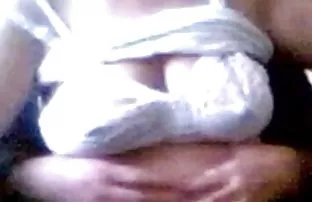 xxx 在停电时容易弯曲一个诱人的俄罗斯婊子进行性交