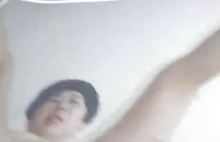 xxx 他醒来的女孩制作她的kuni，并立即开始坚持鸡巴