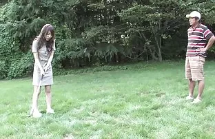 xxx 皮埃尔伍德曼很好地将年轻的金发女郎放在嘴里