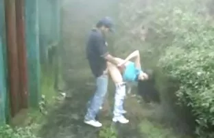 xxx 性感的女孩从油脂中卷起并由一名成员居住