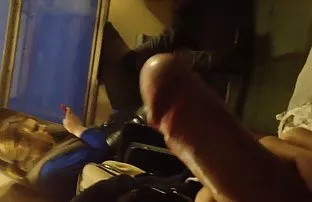 xxx 盖伊拍摄白色内衣的黑人妇女，很兴奋